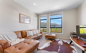 New 4Brs Townhouse, Walk To Shops & Cafes, 5Mins To Airport, 30Mins To Ski